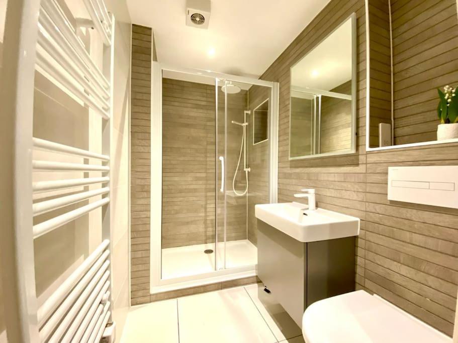 Stunning Apartment - 1 Minute Walk To Poole Quay - Great Location - Free Parking - Fast Wifi - Smart Tv - Newly Decorated - Sleeps Up To 2! Close To Poole & Bournemouth & Sandbanks Экстерьер фото